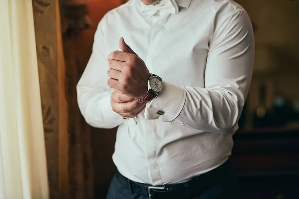 Hombre Negocios Comprobar Hora Reloj Pulsera Hombre Poniendo Reloj Mano —  Fotos de Stock