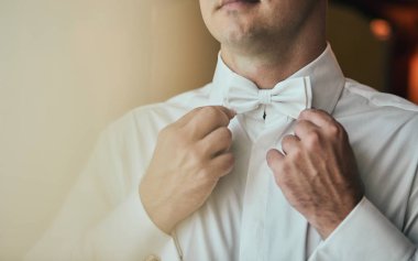 işadamı koyarak papyon, adam kelebek giyim, damat düğün töreni önce sabah hazırlanıyor