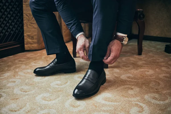 Homem Negócios Roupas Sapatos Homem Preparando Para Trabalho Manhã Noivo — Fotografia de Stock