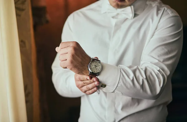 Zakenman Controleert Tijd Zijn Polshorloge Man Zet Klok Hand Bruidegom — Stockfoto