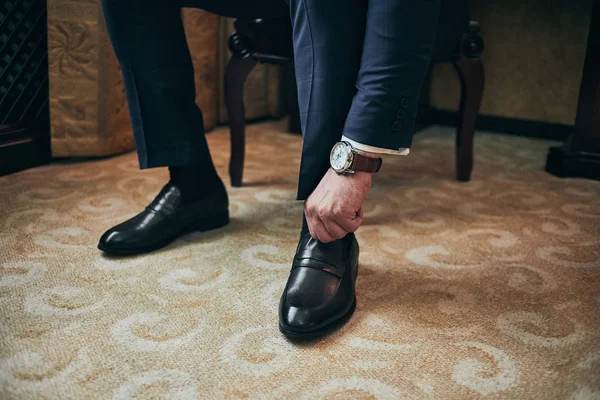 İş adamı ayakkabıları, işe hazırlanan adam, düğün töreninden önceki sabah damat.