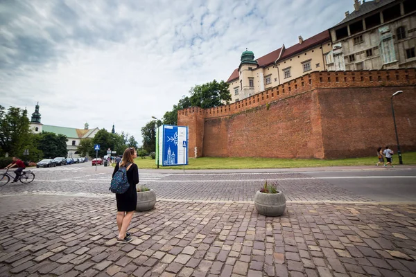 年轻而快乐的女游客走在欧洲老城克拉科夫的瓦维尔城堡上 欧洲各地的旅行 — 图库照片
