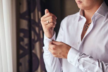 işadamı elbise beyaz gömlek, Erkek eller closeup, damat düğün töreni önce sabah hazırlanıyor. Erkek moda