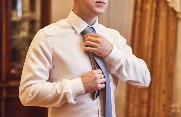 Man Shirt Verkleed Het Aanpassen Van Stropdas Nek Thuis Mannen — Stockfoto