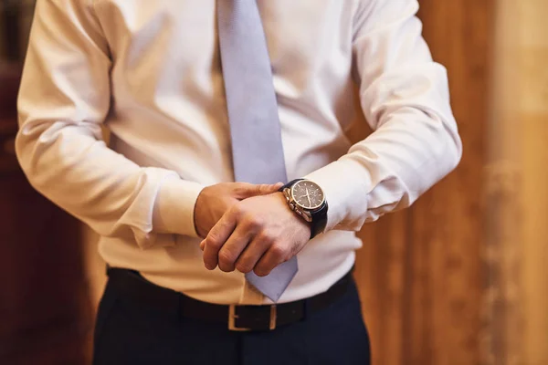 Zakenman Controleert Tijd Zijn Polshorloge Man Zet Klok Aan Bruidegom — Stockfoto