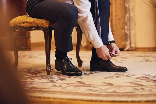 Scarpe Uomo Affari Vestiti Uomo Prepara Lavoro Sposo Mattina Prima — Foto Stock