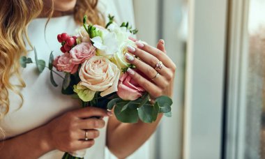 Gelinin elindeki buket, düğün töreninden önce hazırlanan kadın.