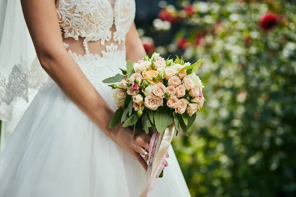 Bouquet Dans Les Mains Mariée Femme Préparant Avant Cérémonie Mariage — Photo