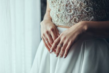 Gelinin sabah güzel bir elbise giydiği, kadının düğün töreninden önce hazırlandığı