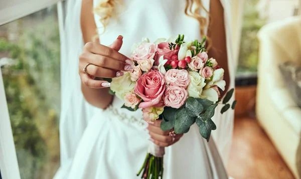 Bukiet Rękach Panny Młodej Kobieta Szykuje Się Przed Ślubem — Zdjęcie stockowe