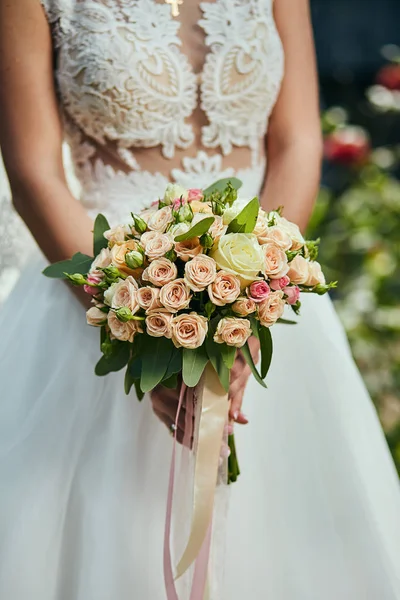 Bouquet Dans Les Mains Mariée Femme Préparant Avant Cérémonie Mariage — Photo