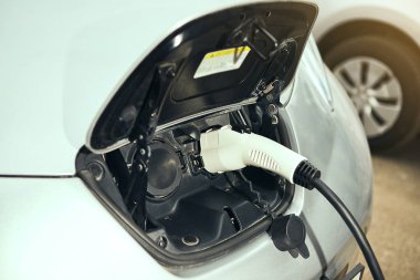 Güç kablosu kaynağı takılı şarj istasyonu, elektrikli araba. Çevre dostu alternatif enerji kavramı