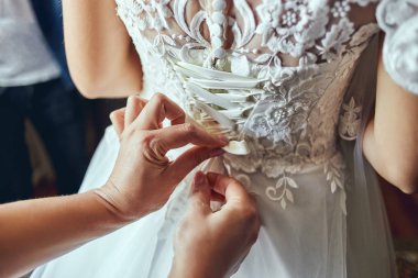 Gelinin sabah güzel bir elbise giydiği, kadının düğün töreninden önce hazırlandığı