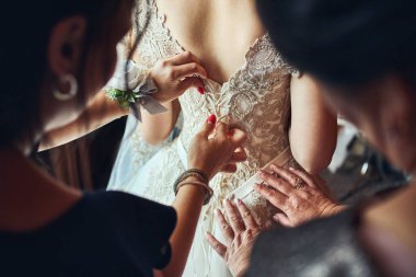 Gelinin sabah güzel bir elbise giydiği, kadının düğün töreninden önce hazırlandığı