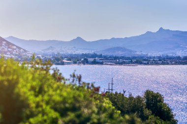 Güzel deniz manzara mavi gökyüzü güneşli, Bodrum, Türkiye ile. Tatil açık havada deniz manzarası yaz seyahat kavramı