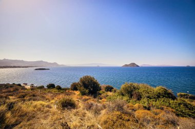 Güzel deniz manzara mavi gökyüzü güneşli, Bodrum, Türkiye ile. Tatil açık havada deniz manzarası yaz seyahat kavramı
