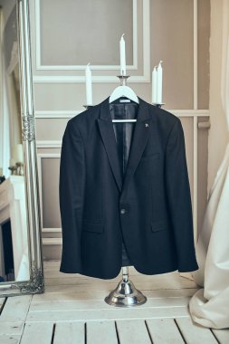 Erkek takım elbise odasında asılı