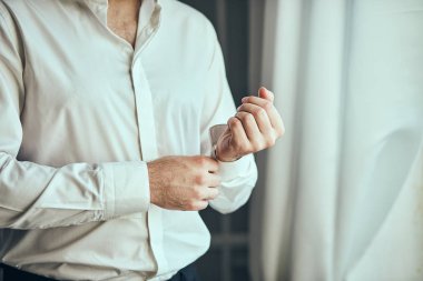 işadamı elbise beyaz gömlek, Erkek eller closeup, damat düğün töreni önce sabah hazırlanıyor. Erkek moda