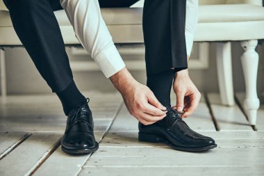 İş adamı ayakkabıları, işe hazırlanan bir adam, düğün töreninden önceki sabah damat. Erkekler Moda