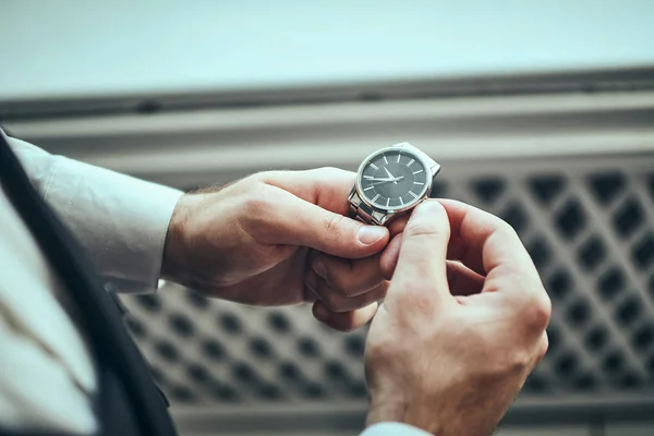 Uomo Affari Che Controlla Ora Sul Suo Orologio Polso Uomo — Foto Stock