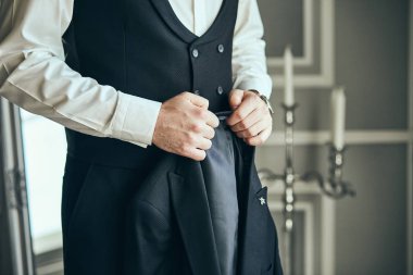 İşadamı takıyor bir ceket, Erkek eller closeup, damat düğün töreni önce sabah hazırlanıyor. Erkek moda
