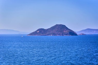 Güzel deniz manzara mavi gökyüzü güneşli, Bodrum, Türkiye ile. Tatil açık havada deniz manzarası yaz seyahat kavramı