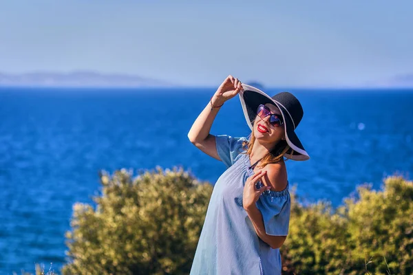 Hermosa Mujer Sombrero Playa Disfrutando Vistas Mar Con Cielo Azul — Foto de Stock