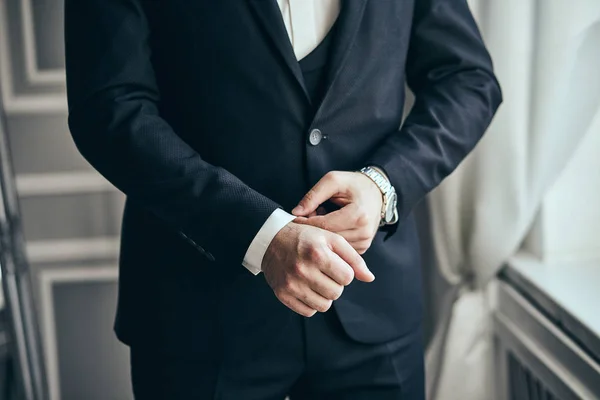 ビジネスマンには ジャケット 男性の手のクローズ アップ 準備をして午前中に結婚式前に新郎が着ています 男性ファッション — ストック写真