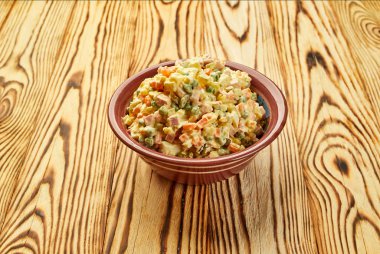 Rus geleneksel Noel ve yeni yıl Olivier ile salata sebze ve et ahşap arka plan ile bir plaka üzerinde