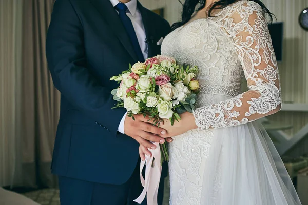 Noiva Segurando Buquê Casamento Nas Mãos Perto Noivo — Fotografia de Stock