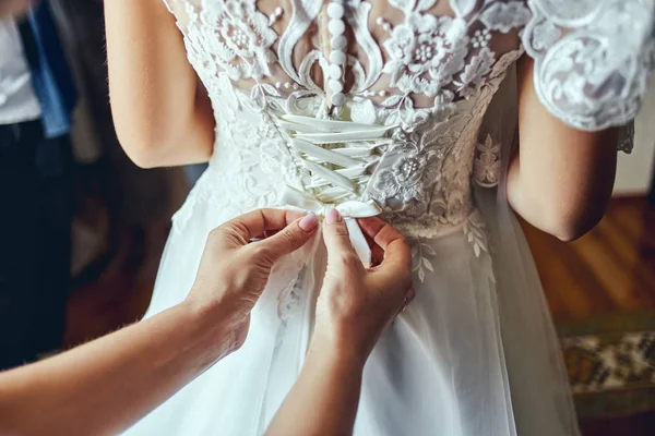 Ráno Nevěsty Když Nosí Krásné Šaty Žena Chystá Před Svatební — Stock fotografie
