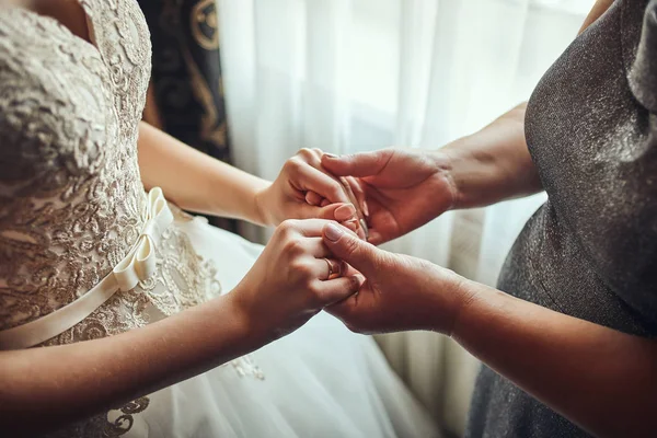 Novia Día Boda Sosteniendo Las Manos Madre Concepto Relación Entre —  Fotos de Stock