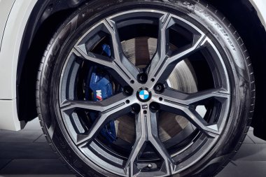 Fabruary, 2018 - Vinnitsa, Ukrayna 08. Yeni Bmw X 5 araba tanıtımı showroom - tekerlek