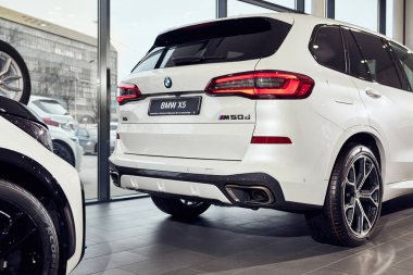 Fabruary, 2018 - Vinnitsa, Ukrayna 08. Yeni Bmw X5 araba sunu showroom - arkadan görünüm