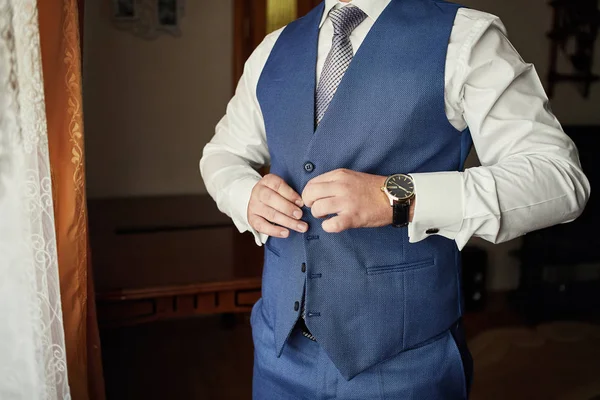 Επιχειρηματίας Φοράει Ένα Σακάκι Αρσενικά Χέρια Closeup Γαμπρός Ετοιμάζεται Πρωί — Φωτογραφία Αρχείου