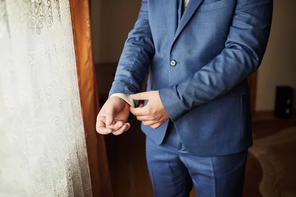 Adamı Ceket Giyiyor Erkek Eli Kapalı Damat Düğün Töreninden Önce — Stok fotoğraf