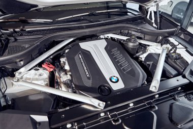 Fabruary, 2018 - Vinnitsa, Ukrayna 08. Yeni Bmw X5 araba sunu showroom - başlık altında