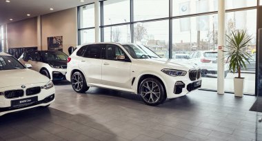 Fabruary, 2018 - Vinnitsa, Ukrayna 08. Yeni Bmw X5 araba sunu showroom - ön yüzü 