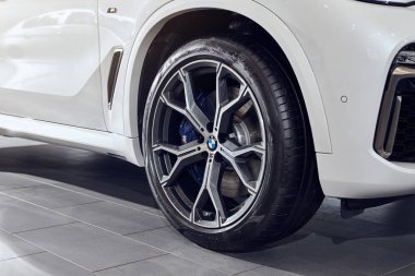 Fabruary, 2018 - Vinnitsa, Ukrayna 08. Yeni Bmw X 5 araba tanıtımı showroom - tekerlek