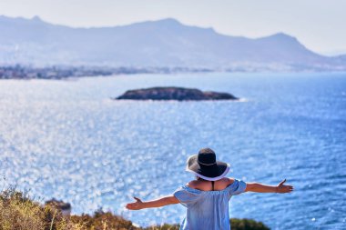Bodrum, Türkiye'de güneşli gün, mavi gökyüzü ile deniz manzaralı zevk plaj şapkalı güzel bir kadın. Tatil açık havada deniz manzarası yaz seyahat kavramı