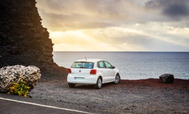 Tenerife, İspanya - Mayıs, 2018: Autoreisen - Kiralık Araba - Punta de Teno içinde