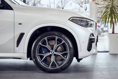 Fabruary, 2018 - Vinnitsa, Ukrayna 08. Yeni Bmw X5 araba sunu showroom - yan görünüm