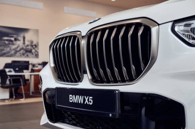 Fabruary, 2018 - Vinnitsa, Ukrayna 08. Yeni Bmw X5 araba showroom - radyatör ekran sunusunda