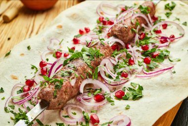 Gürcü Lula kebap, yemek et soğan ve pide yeşillik tarafından devam eder ile