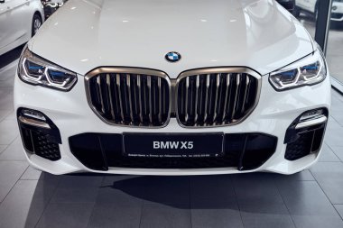 Fabruary, 2018 - Vinnitsa, Ukrayna 08. Yeni Bmw X5 araba sunu showroom - ön yüzü 