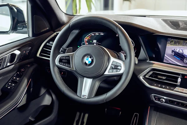 08 de Fabruary, 2018 - Vinnitsa, Ukraine. Présentation de la nouvelle BMW X5 dans le showroom intérieur de la cabine — Photo