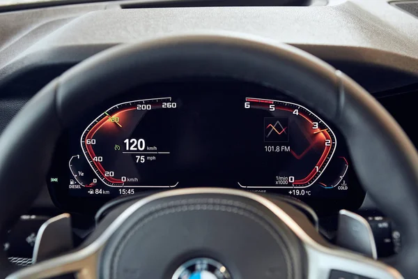 08. Februar 2018 - Winniza, Ukraine. Neue BMW x5-Fahrzeugpräsentation im Showroom - Innenraum im Innenraum — Stockfoto