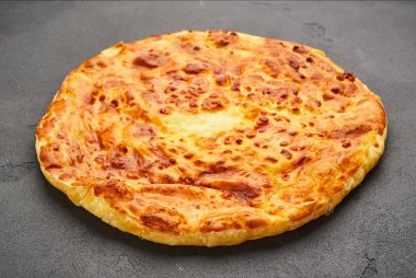 Imeretian (Imeruli) khachapuri - geleneksel Gürcü peynir pasta. Homemade pişirme.