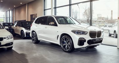 Fabruary, 2018 - Vinnitsa, Ukrayna 08. Yeni Bmw X5 araba sunu showroom - ön yüzü 