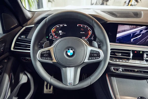 08 de Fabruary, 2018 - Vinnitsa, Ukraine. Présentation de la nouvelle BMW X5 dans le showroom intérieur de la cabine — Photo